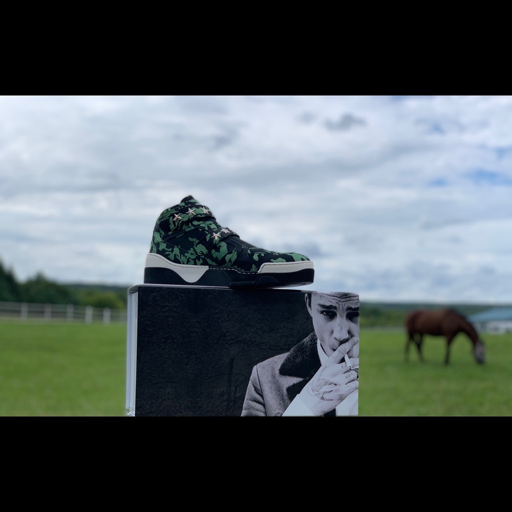 All sizes are available. - Picture 4 of 8